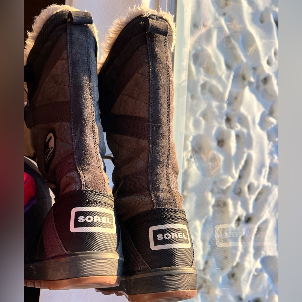 Sorel Women's Glacy Explorer' Boots. Gray/black